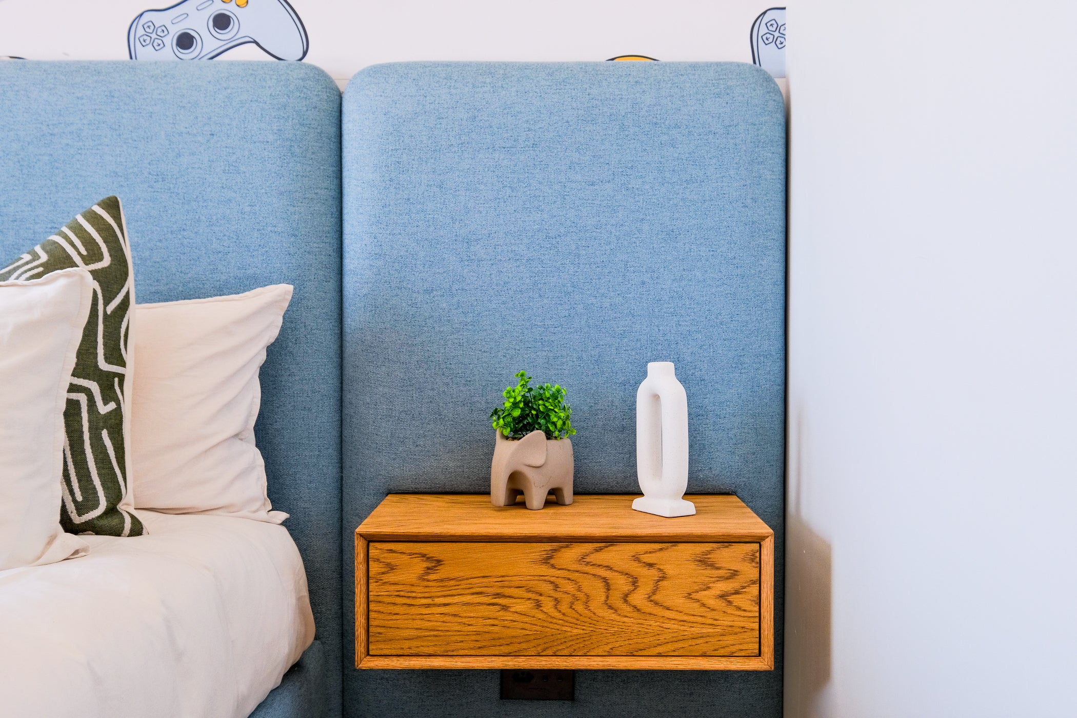 Mhlengi oak pedestals