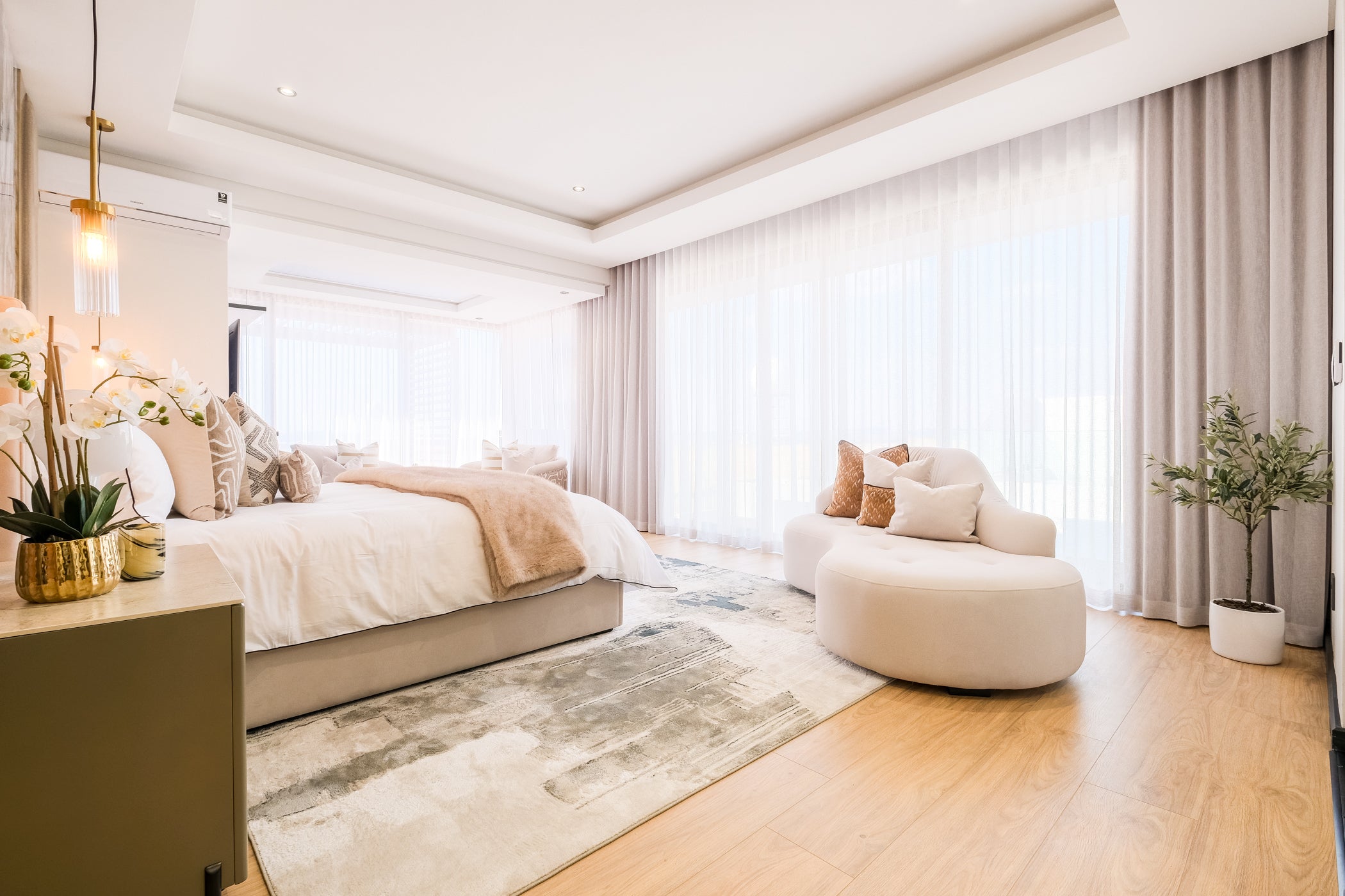 Walter Peanut Cuddle Couch