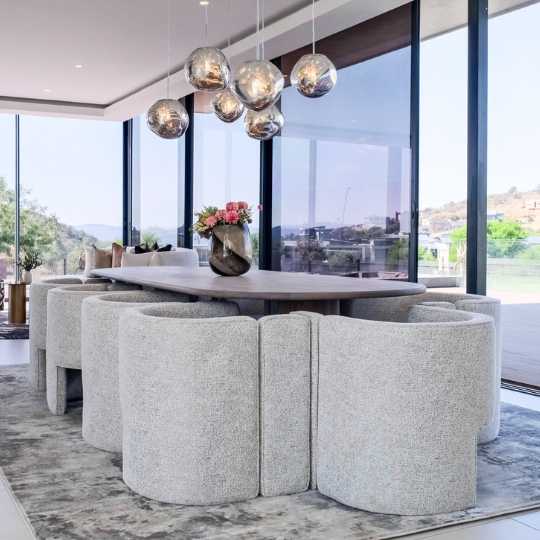 Walter dining table